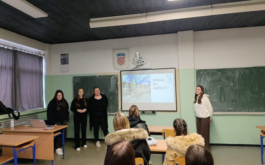 Učenice 4. razreda smjera kozmetičar na satu razrednika su održale prezentaciju u kojoj su sa svojom razrednicom i prijateljima iz razreda podijelile dojmove i iskustva sa kratkoročne mobilnosti održane od 13. do 24. listopada 2025. u sklopu Erasmus+ projekta „MOVE IT: Mobilnost Obrtnika za Vještine i Edukaciju – Internacionalna Tradicija“.